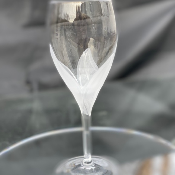1 Val D’lsere by Mikasa Frosted Tulip Wine Goblet - Picture 10 of 10